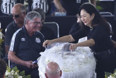 Ex-jogadores do Santos se emocionam em velório de Pelé