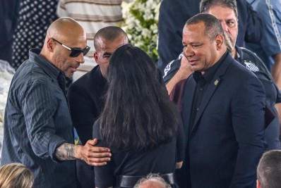 Pai de Neymar vai ao velório de Pelé e fala sobre relação: 'Sempre foi inspiração'