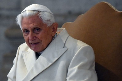 Em testamento, Bento XVI pede perdão por erros