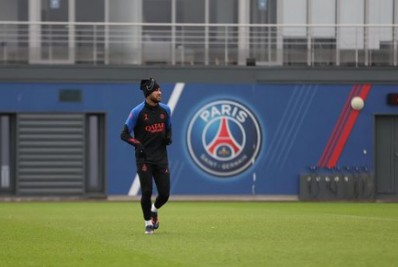 Neymar participa de treino em Paris e não vai comparecer a velório de Pelé