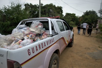 Procon de Búzios entrega mais de 80 cestas básicas para famílias carentes do município