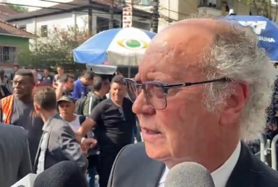 'Quando penso no Pelé, lembro do sorriso dele', diz Falcão durante velório