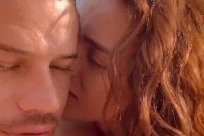 Rafa Kalimann e José Loreto trocam carinhos em dia de praia