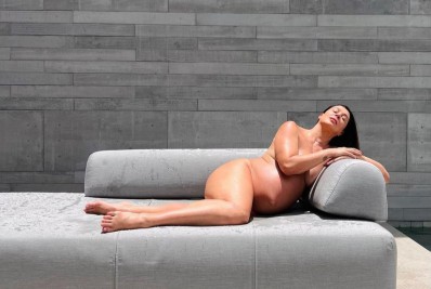 Grávida, Claudia Raia posa nua e exibe barrigão: 'Desnuda de tudo!'