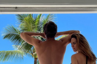 Tatá Werneck dá apalpada em bumbum de Rafa Vitti e diverte internautas