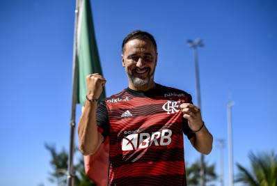 Vítor Pereira desembarca no Rio para assinar com o Flamengo