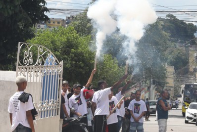 Enterro de menino de 11 anos morto no Réveillon é marcado por queima de fogos