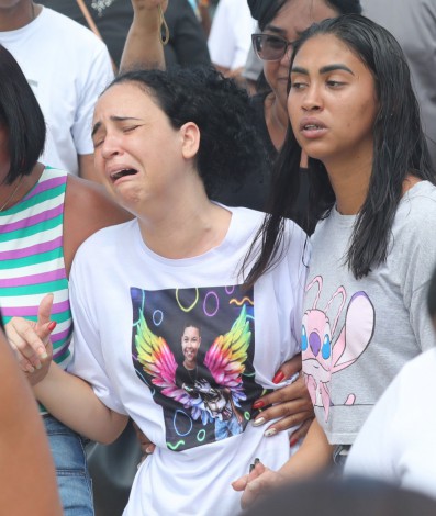 Mãe de Juan Davi, Beatriz de Souza precisou ser amparada durante o enterro do corpo do filho, no Cemitério de Olinda