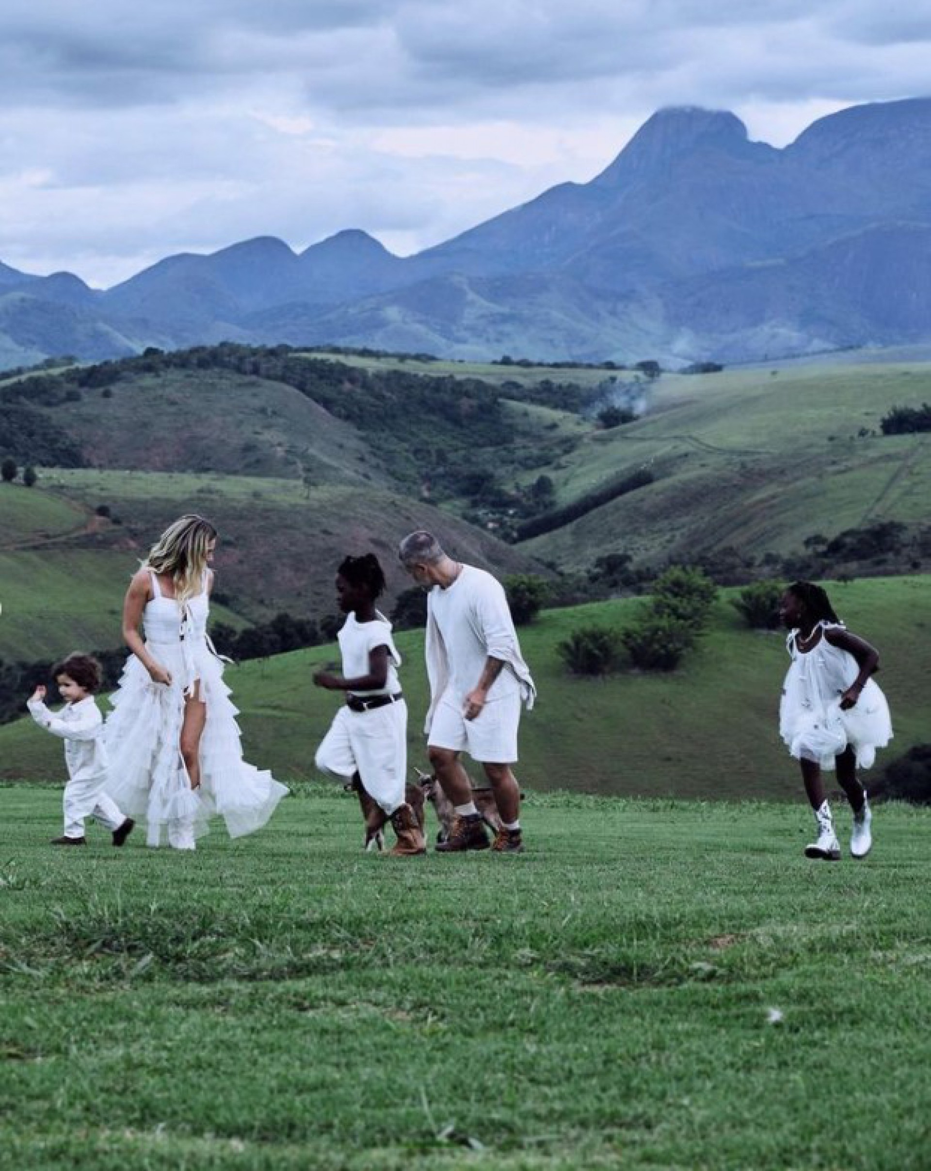 Bruno Gagliasso e Giovanna Ewbank com os filhos, Titi, Bless e Zyan, no rancho da família - Reprodução/Instagram
