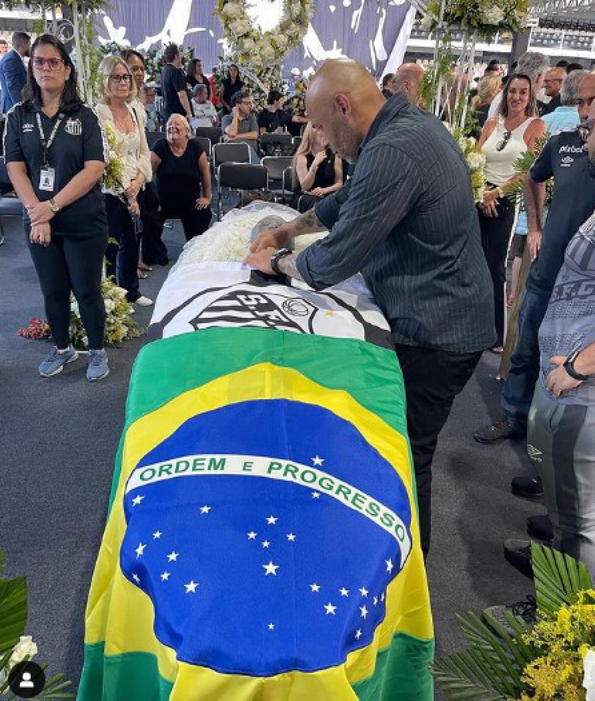 Kelly compartilhou registro do irmão Edinho estendendo a bandeira do Santos no caixão do pai, Pelé - Reprodução Internet