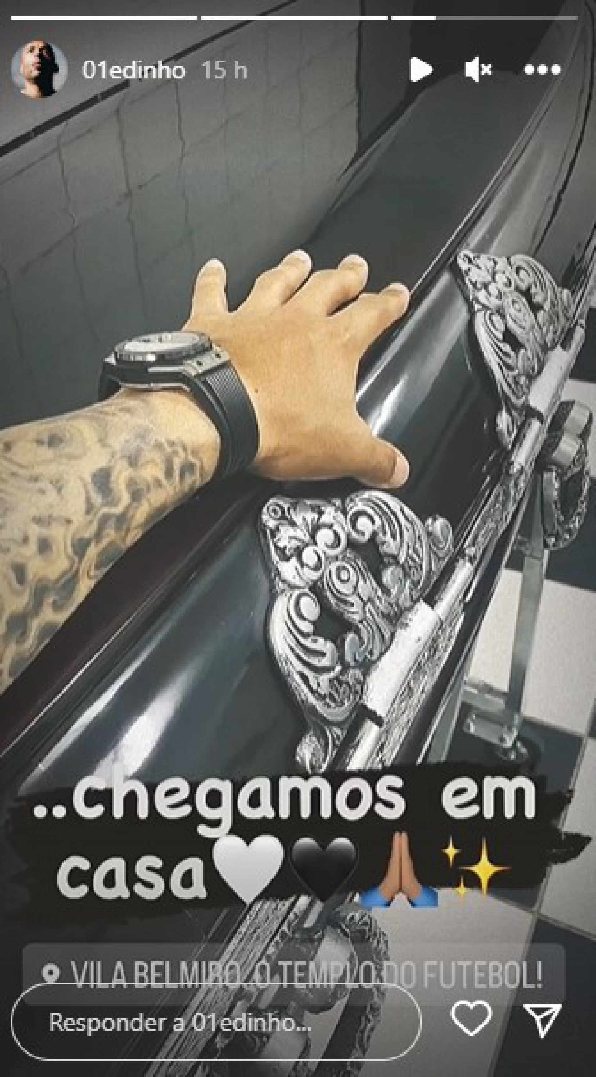 Edinho, filho de Pelé, acompanhou o corpo do pai até a Vila Belmiro, - Reprodução Internet