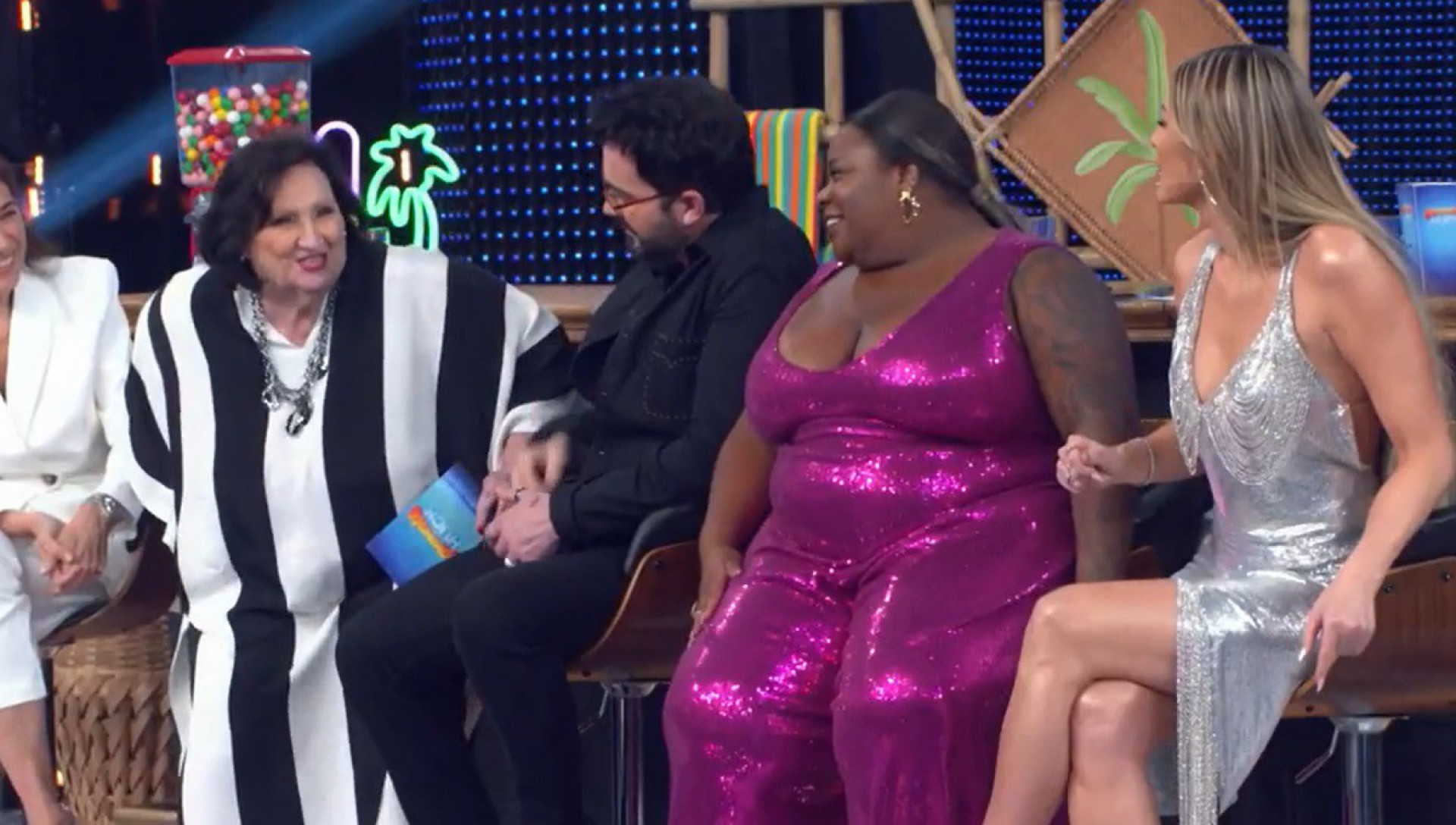 Dea Lúcia e Lívia Andrade participam do quadro 'Acredite quem Quiser', do 'Domingão' - Reprodução de vídeo / TV Globo