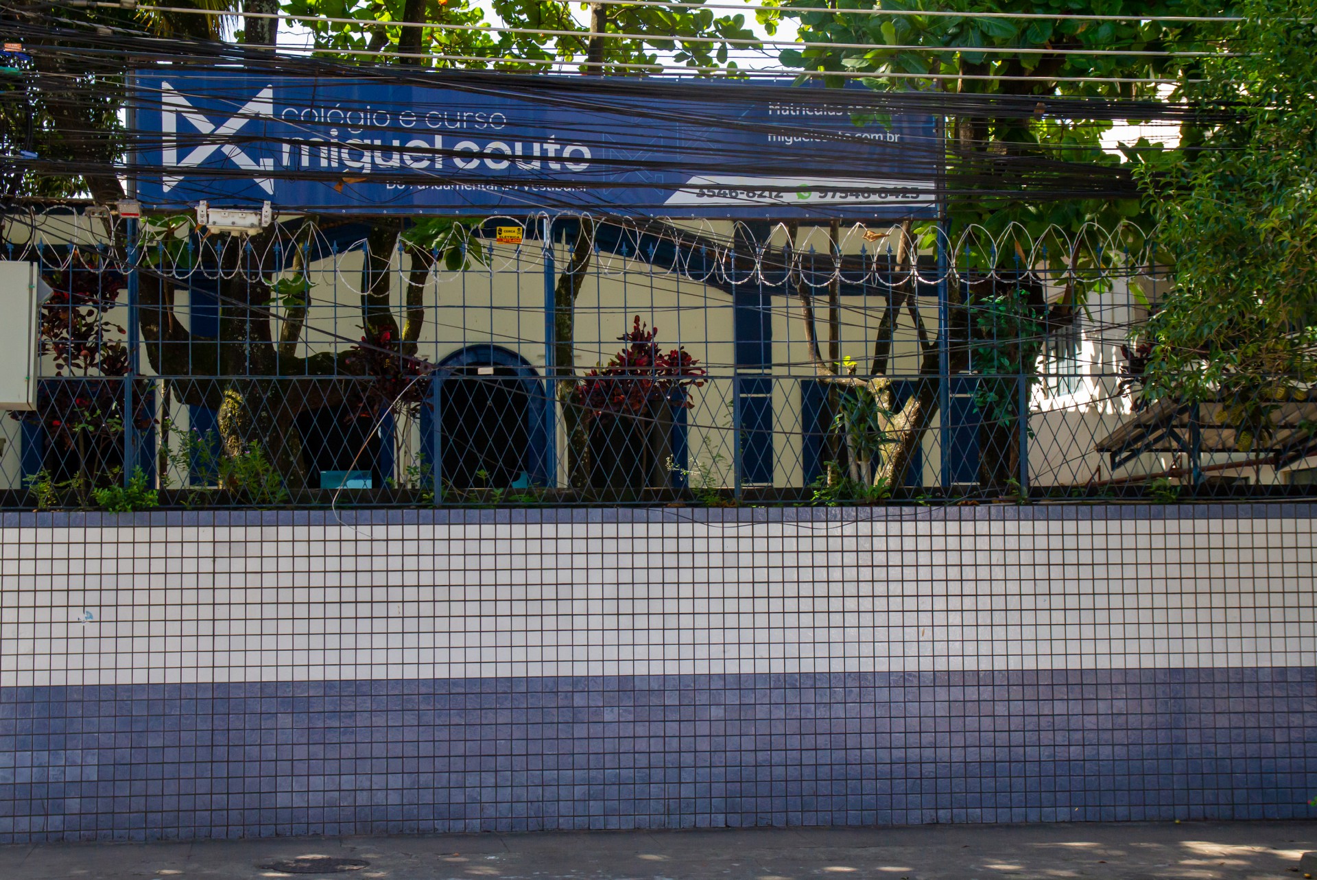 Colégio Miguel Couto, na Tijuca, Zona Norte do Rio, estava fechado na tarde dessa segunda-feira (2).  - Érica Martin/Agência O Dia