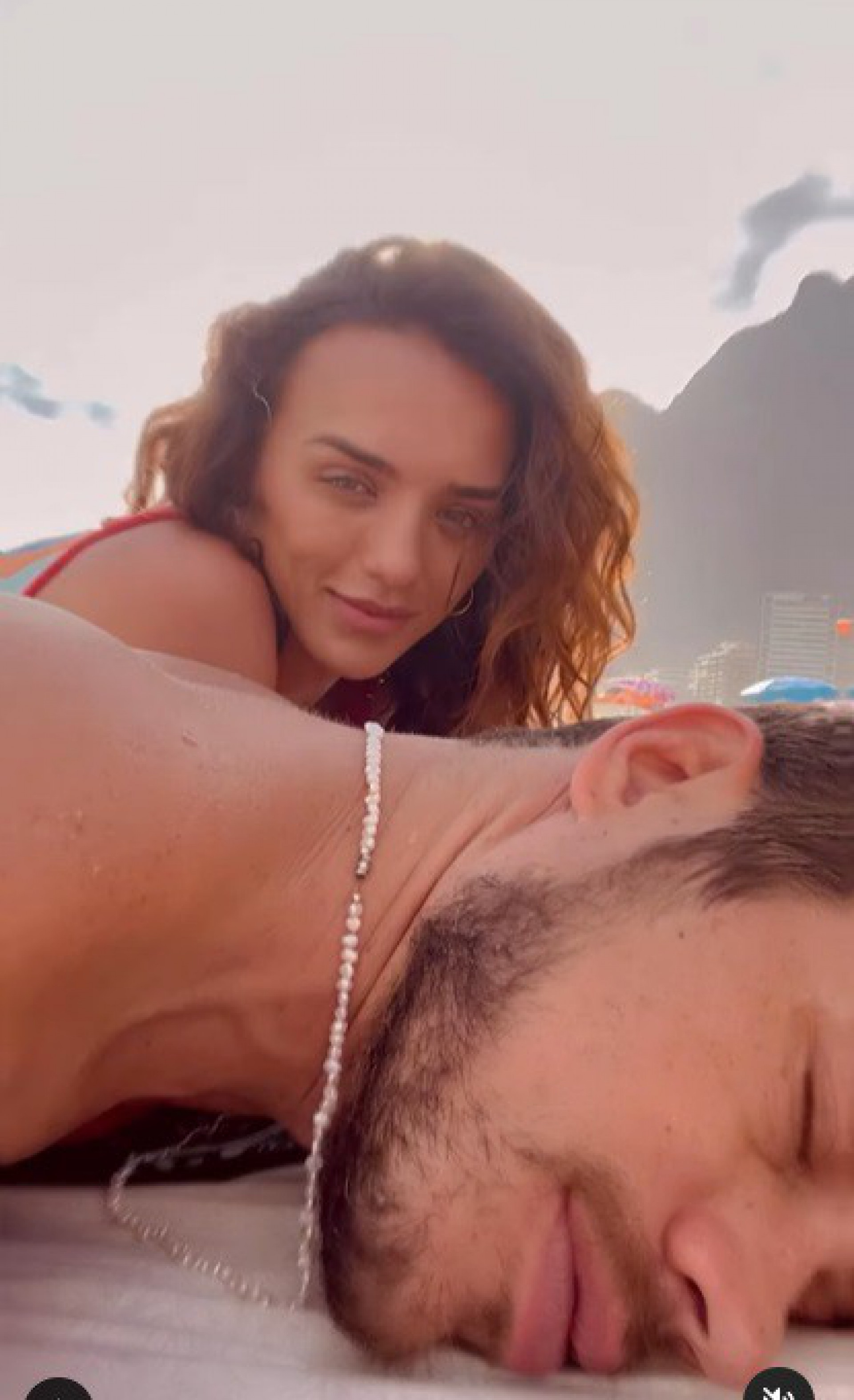 José Loreto e Rafa Kalimann curtem dia de praia em clima de romance - Reprodução do Instagram