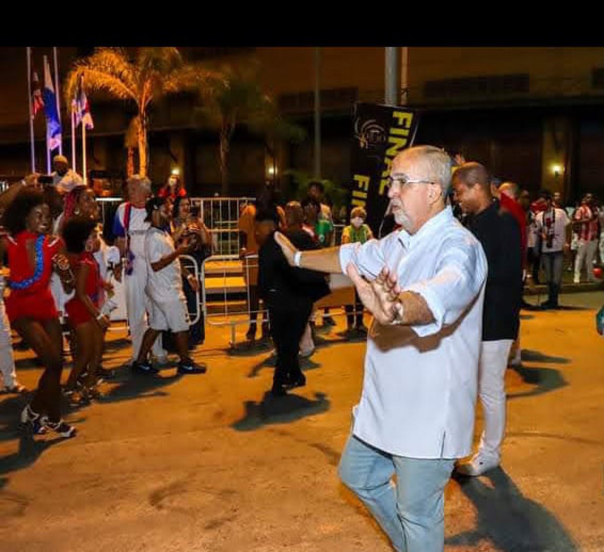 Diretor geral de Carnaval, Saulo Tinoco coordenando o ensaio de rua - Divulgação