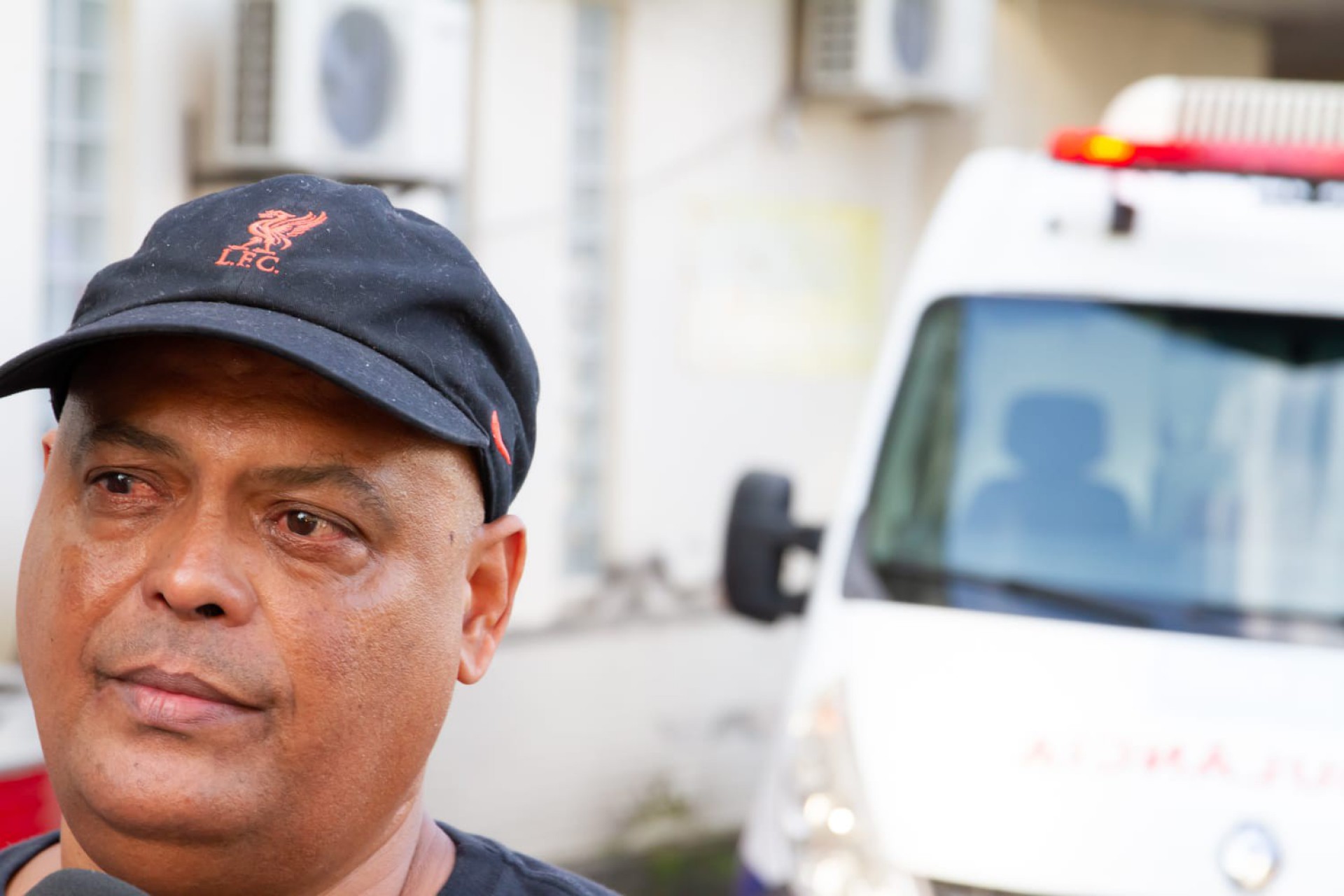 Ronaldo do Carmo, pai de Stephany Ferreira do Carmo, na frente do Hospital Estadual Getúlio Vargas, na Zona Norte do Rio - Érica Martin /Agência O Dia