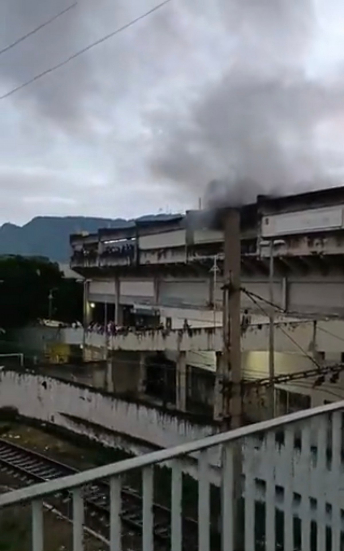 Composição pegou fogo na estação de Triagem, Zona Norte do Rio - Reprodução / Redes sociais