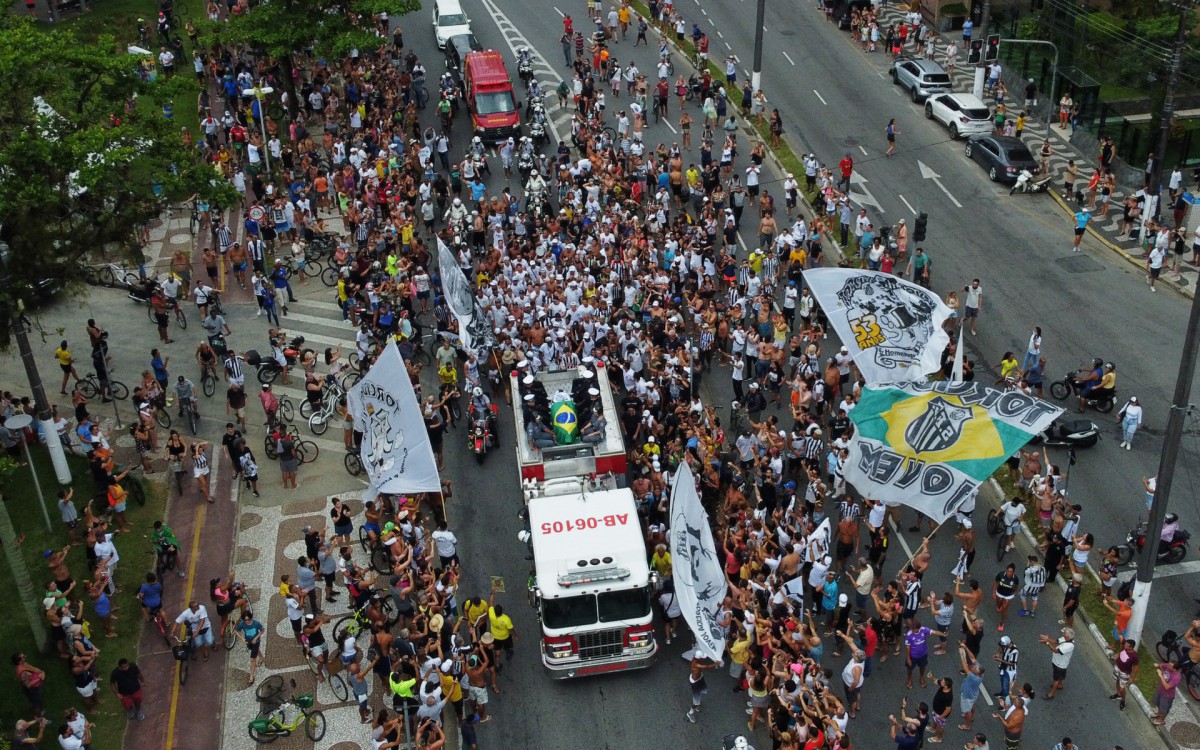 Cortejo com o corpo do Rei Pel&eacute;