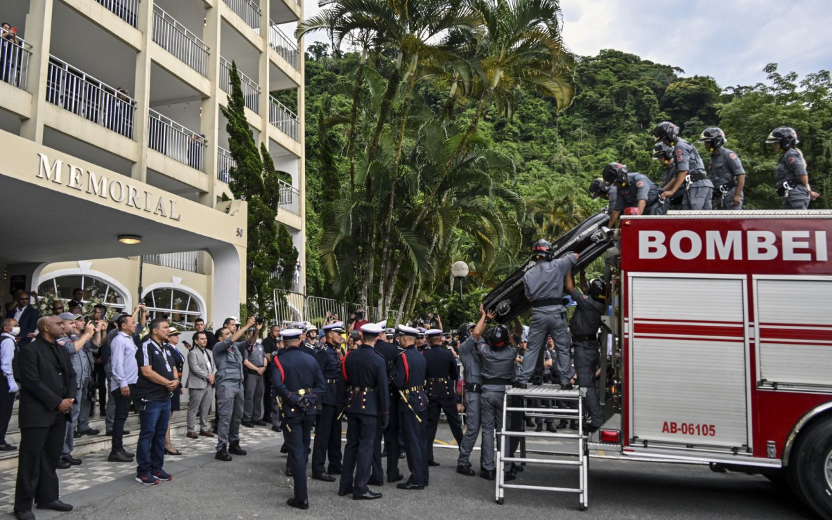 Chegada do caixão do Rei Pelé ao Memorial Necrópole Ecumênica