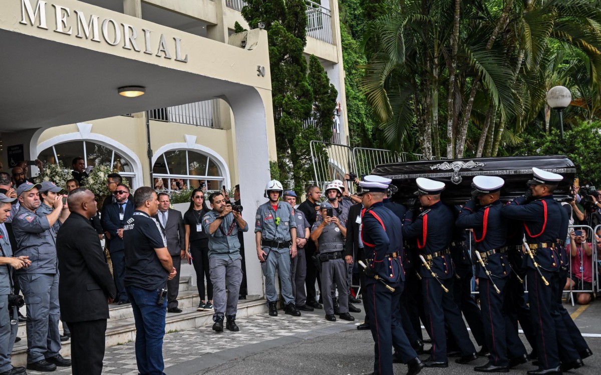 Momento em que o caixão do Rei Pelé chega ao Memorial Necrópole Ecumênica