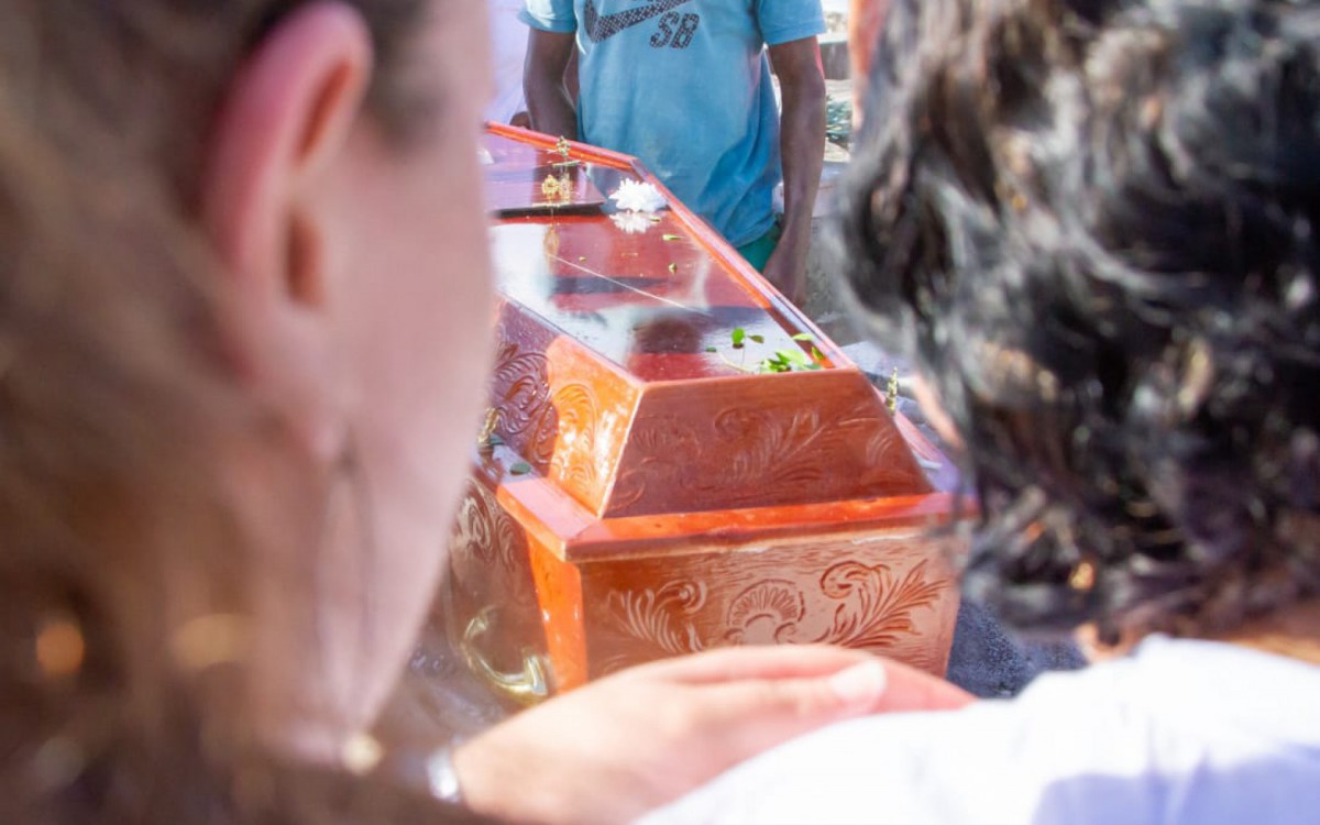 Caixão com corpo de Matheus Lemos de Souza, entregador de lanches morto após ser alvejado por tiros na madrugada do último sábado (31) - Érica Martin / Agência O Dia