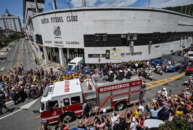 Após 24 horas, funeral de Pelé na Vila Belmiro é encerrado