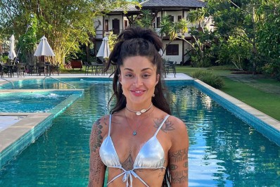 Aline Campos posa de biquíni prateado e reflete sobre o ano novo