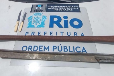 Seop apreende duas espadas artesanais na orla de Copacabana