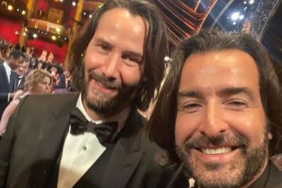 Iguais! Fotógrafo oficial de Lula, Ricardo Stuckert aparece ao lado de Keanu Reeves