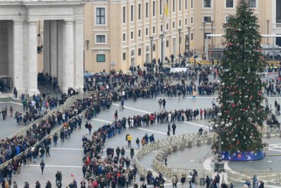 Fiéis vão ao Vaticano pelo 2º dia para o velório de Bento XVI