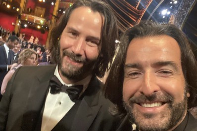 Após ser comparado com protagonista de 'John Wick', fotógrafo de Lula mostra imagem ao lado de Keanu Reeves