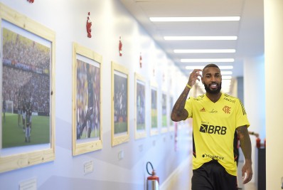 Vídeo: veja como foi a chegada de Gerson ao CT do Flamengo e o reencontro com os jogadores