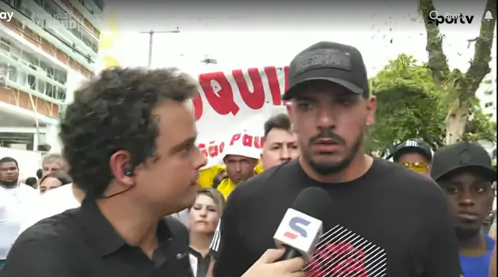 Goleiro do Santos acompanha cortejo de Pelé e critica ícones que não foram a velório