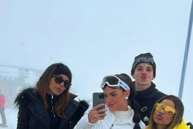 Anitta e Lexa se divertem com os amigos na neve