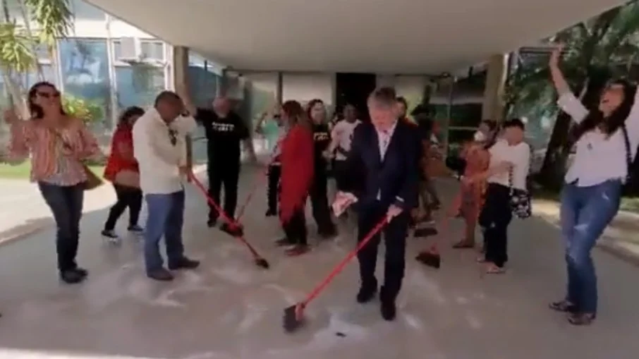 Sindicalistas jogam sal grosso na entrada do Ministério da Economia