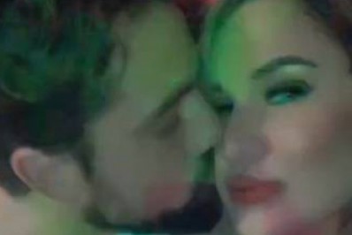 Solteiro, Rafael Cardoso surge dando beijo na bochecha de ex-vizinha