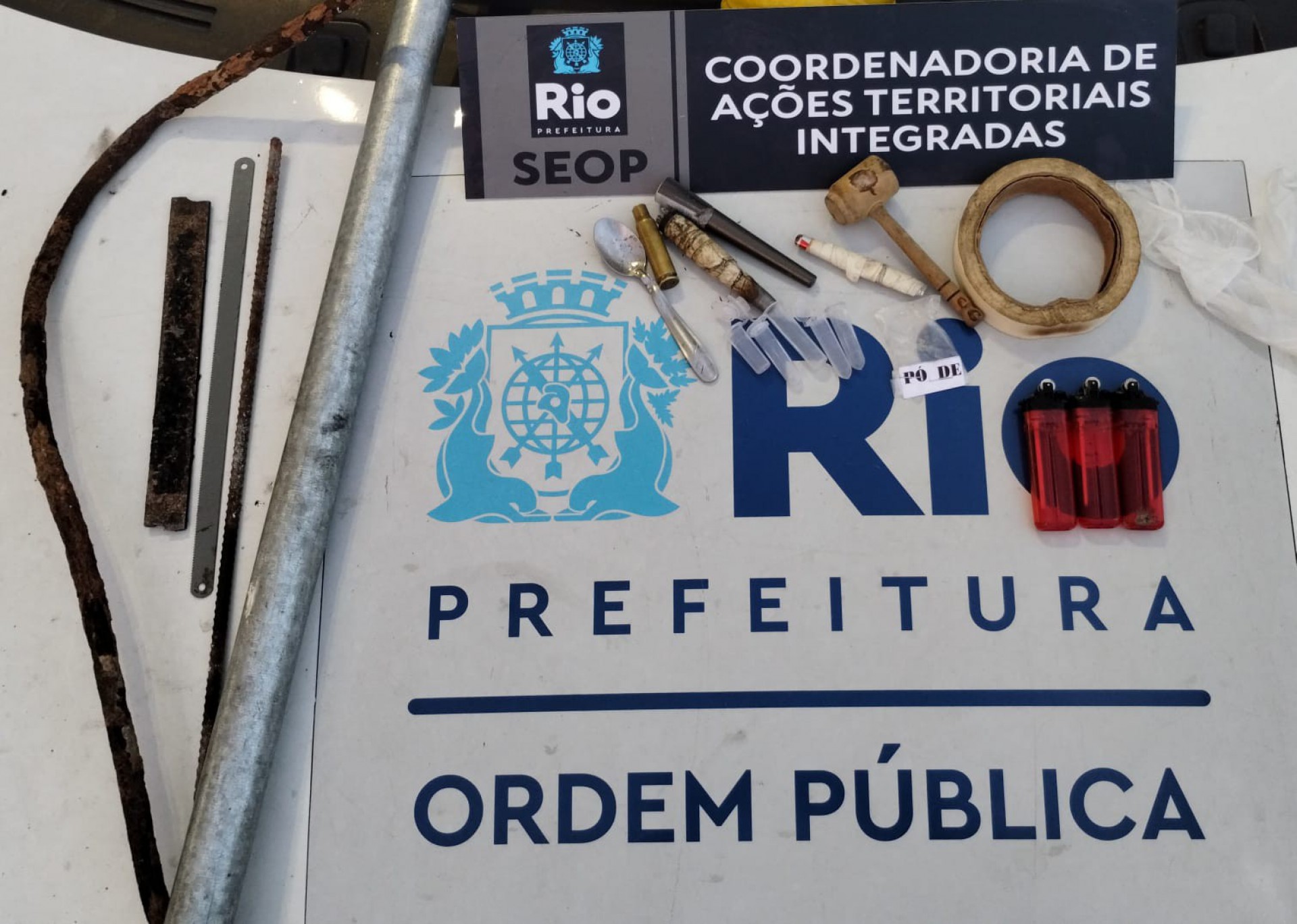 Na tarde desta segunda-feira (2), em Ipanema, foram apreendidos cinco pinos de cocaína, isqueiros, quatro cachimbos, um cartucho deflagrado e um bastão de ferro. - Divulgação