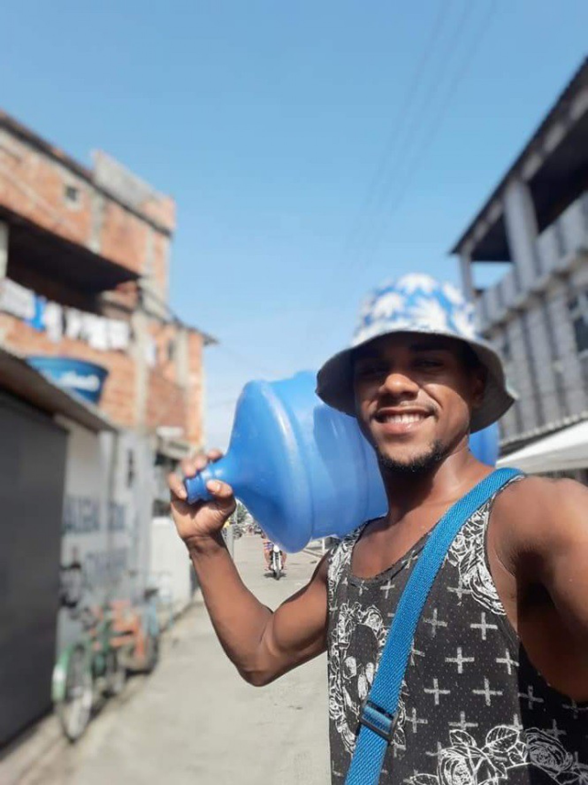 Segundo a fam&iacute;lia, Marlon trabalha h&aacute; cinco anos como entregador de &aacute;gua para um dep&oacute;sito na comunidade