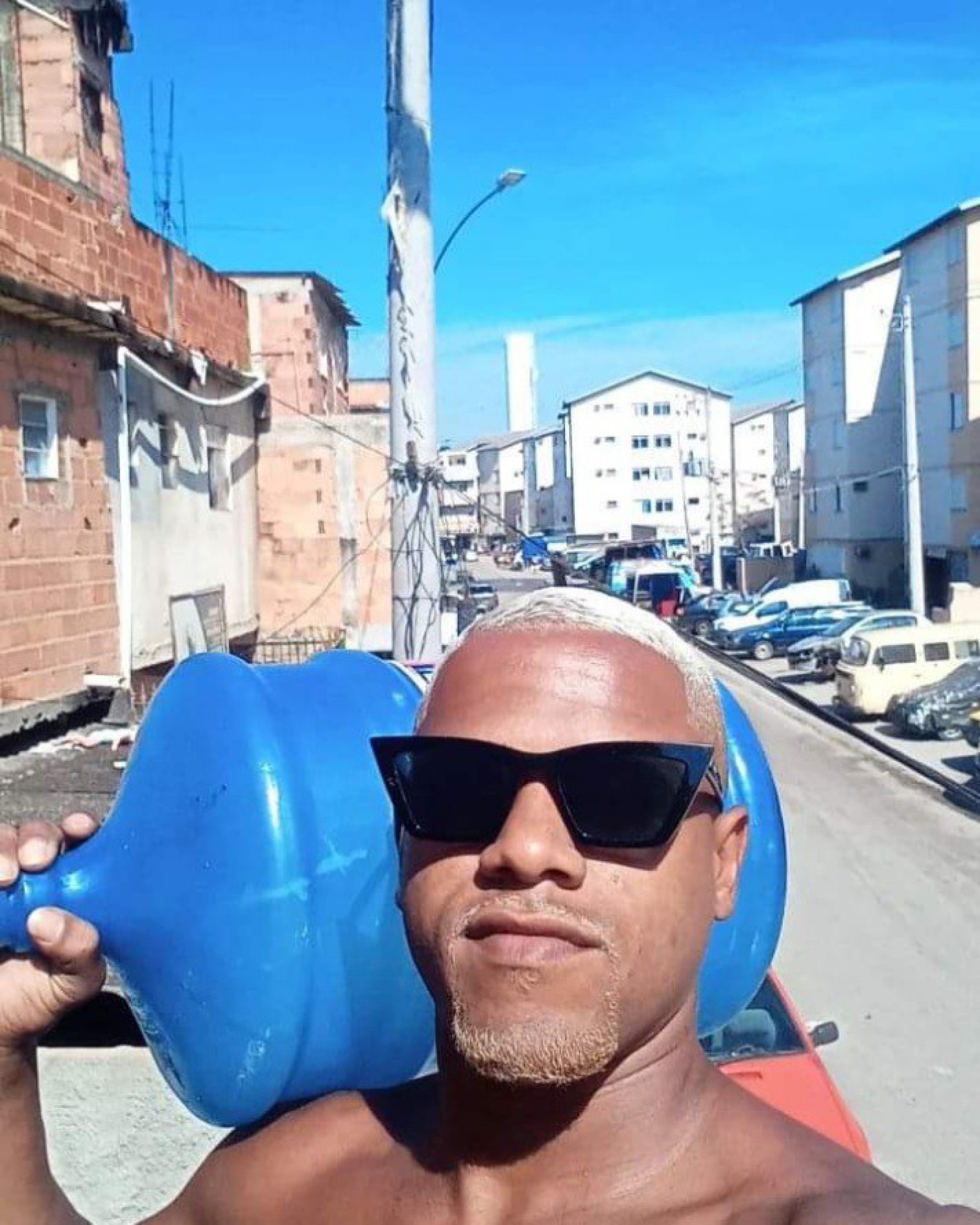 Segundo a fam&iacute;lia, Marlon trabalha h&aacute; cinco anos como entregador de &aacute;gua para um dep&oacute;sito na comunidade