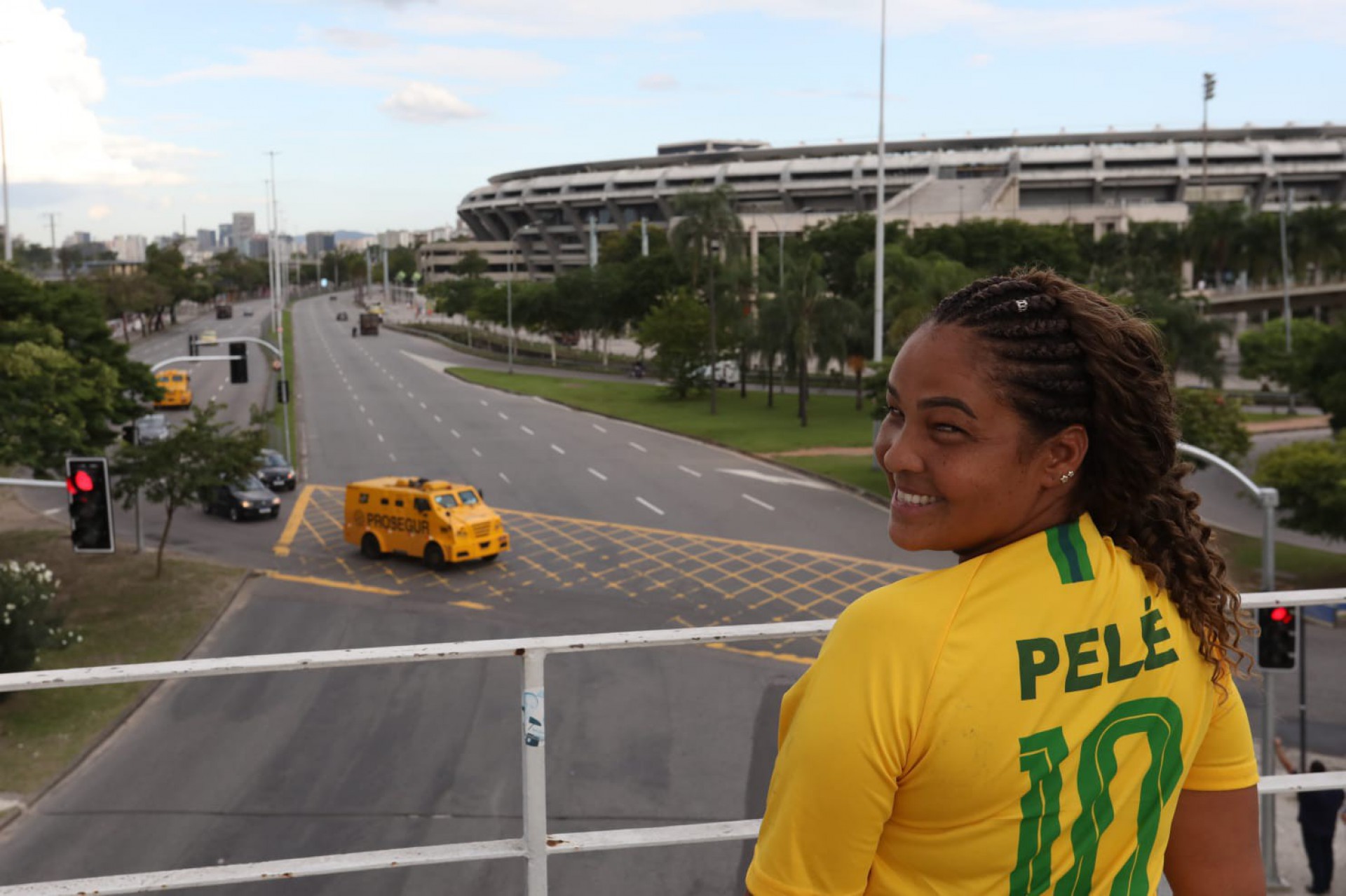 A ambulante Angélica Telles com a camisa do Pelé na Avenida Radial Oeste, que passará a ser chamar  Avenida Pelé - Pedro Ivo / Agência O Dia