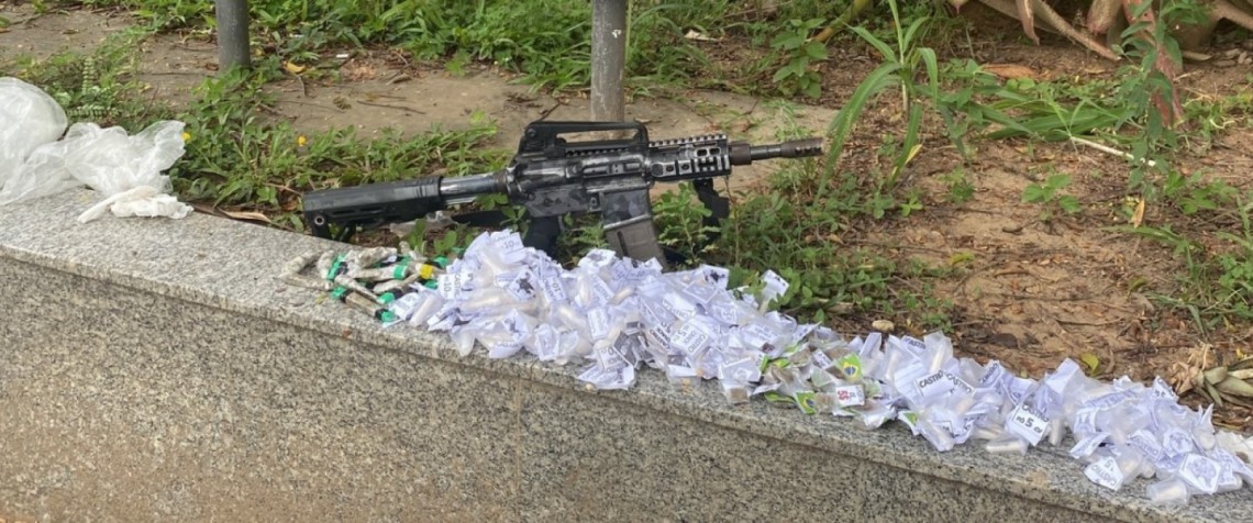Um fuzil Colt calibre 5.56, um carregador e material entorpecente foram apreendidos pelos agentes no Morro do Castro - Divulga&ccedil;&atilde;o / PMERJ