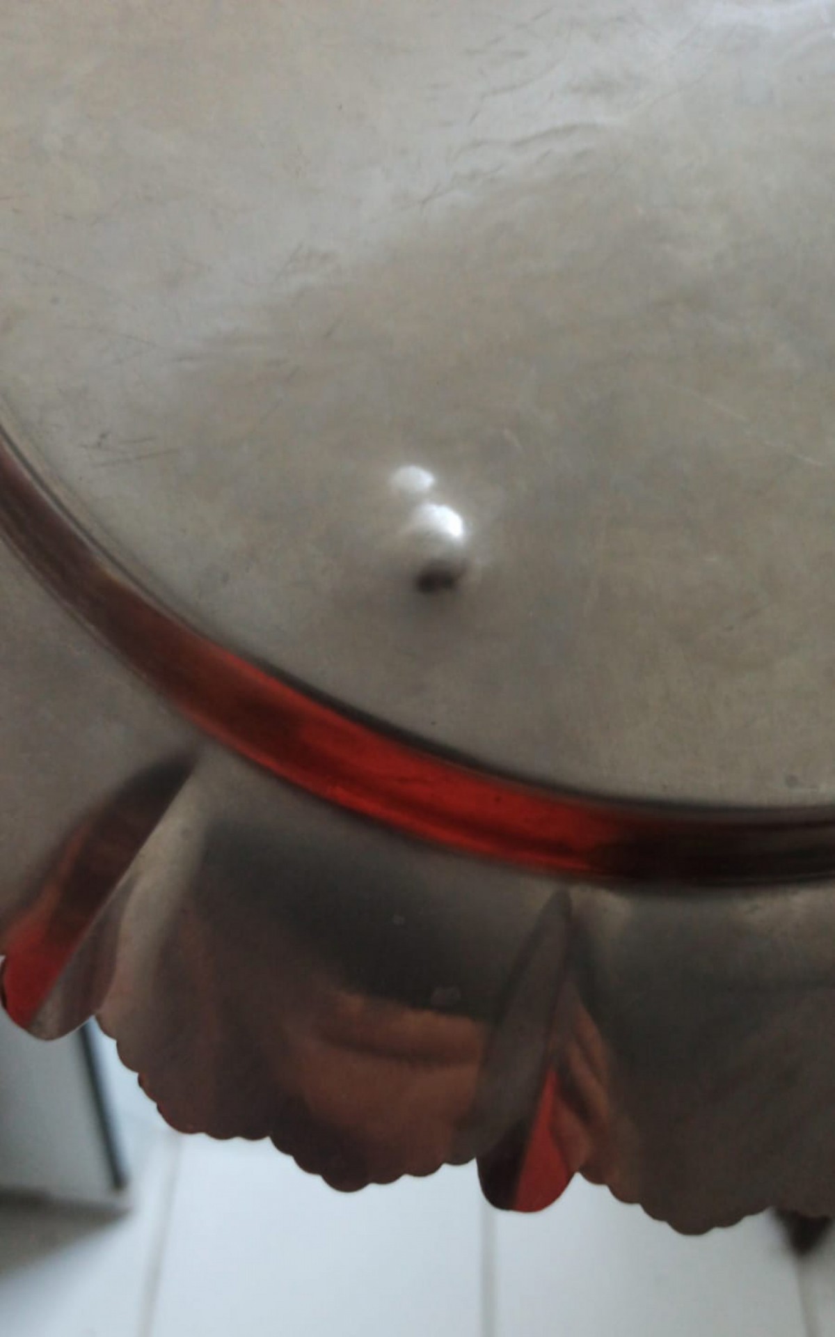 A bandeja onde o pudim estava ficou com a marca do tiro - Arquivo Pessoal