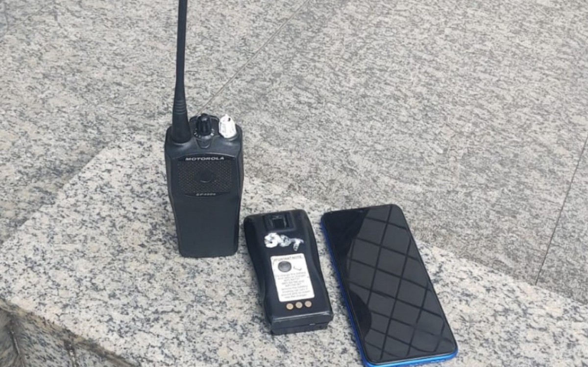 Com o suspeito preso na comunidade Tr&ecirc;s Pontes, os agentes apreenderam um r&aacute;dio transmissor e um celular