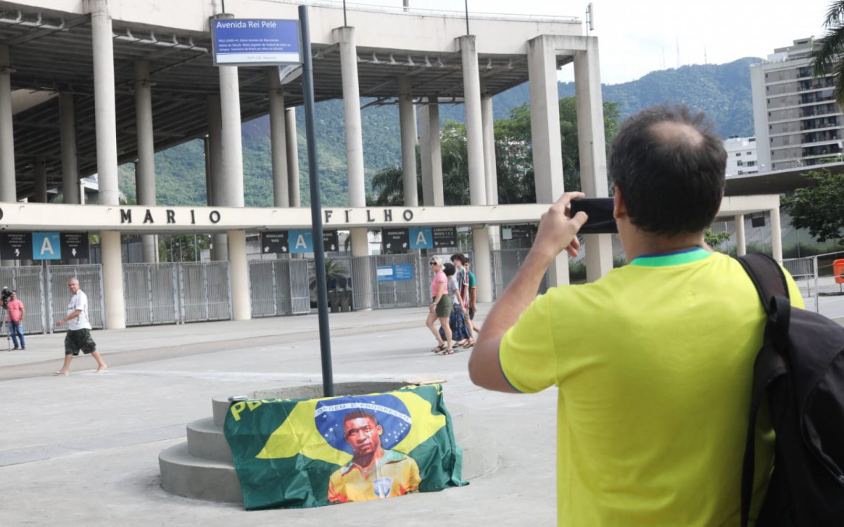 Placa ser&aacute; novo ponto tur&iacute;stico no est&aacute;dio do Maracan&atilde;, local onde o Pel&eacute; assinalou o seu mil&eacute;simo gol 