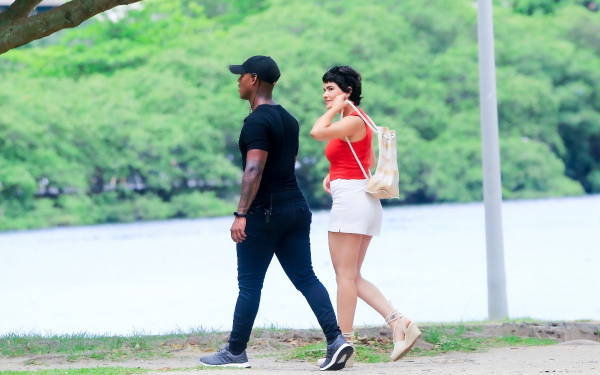 Romulo Estrela, Vanessa Gi&aacute;como e Thiago Fragoso gravam cenas na Lagoa