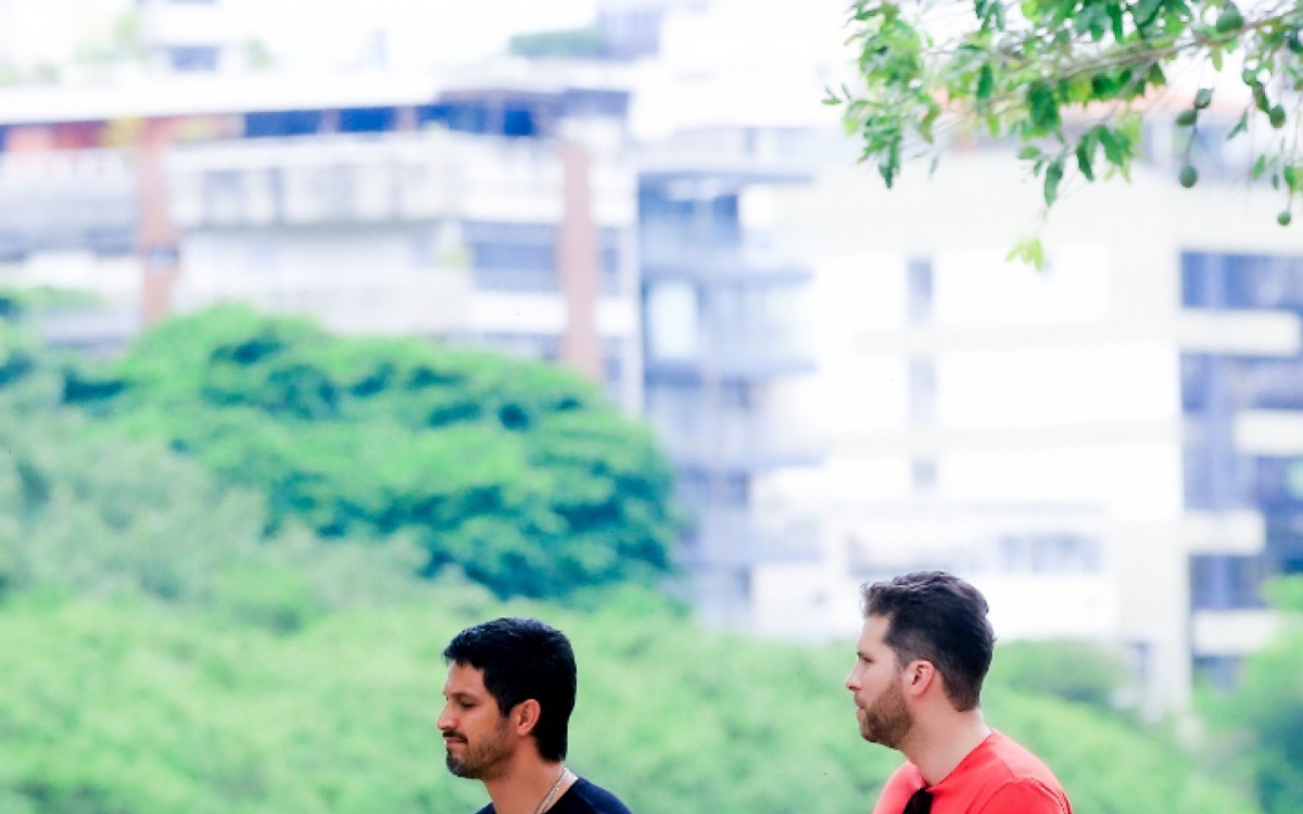 Romulo Estrela, Vanessa Gi&aacute;como e Thiago Fragoso gravam cenas na Lagoa