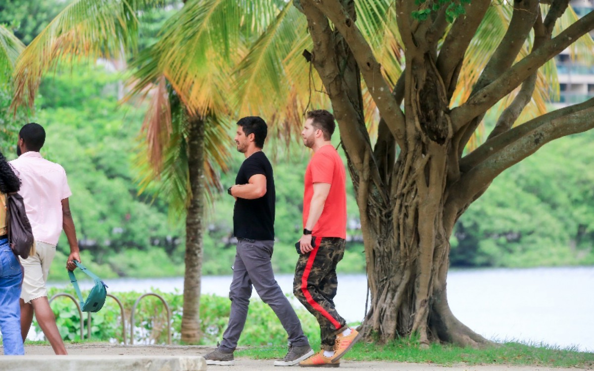Romulo Estrela, Vanessa Gi&aacute;como e Thiago Fragoso gravam cenas na Lagoa