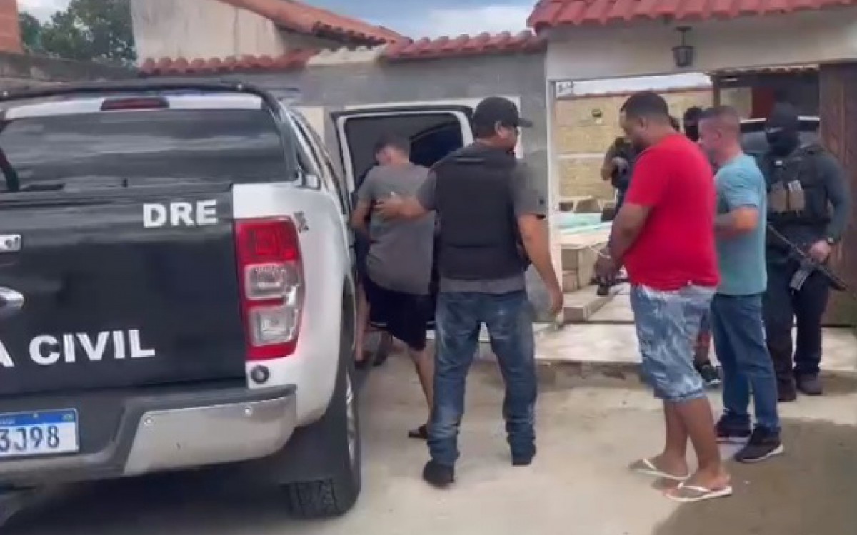 Milicianos foram autuados em flagrante por porte ilegal de arma de fogo e organiza&ccedil;&atilde;o criminosa