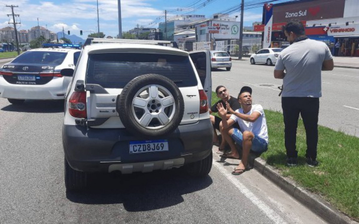 Dupla foi presa em flagrante ap&oacute;s abastecer carro e n&atilde;o pagar