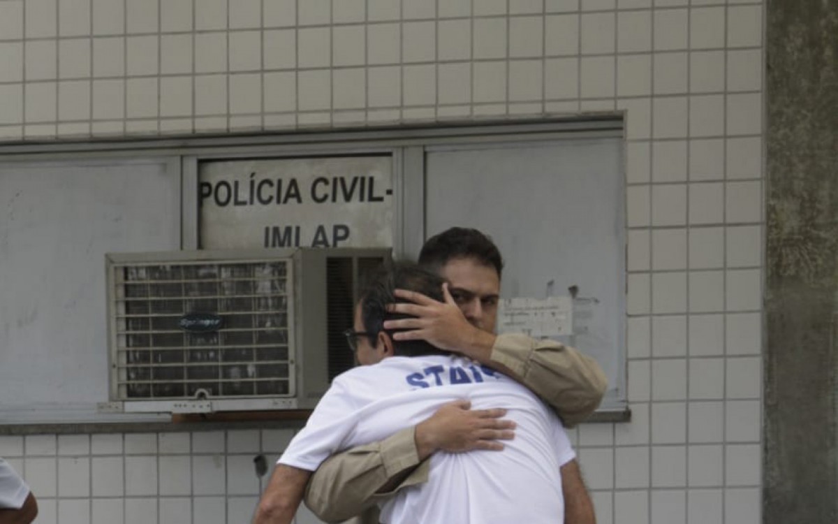 Familiares de Daniel Mascarenhas, de 31 anos, morto v&iacute;tima de esfaqueamento, na porta do Instituto M&eacute;dico Legal Afr&acirc;nio Peixoto, no Centro do Rio - Marcos Porto / Ag&ecirc;ncia O Dia